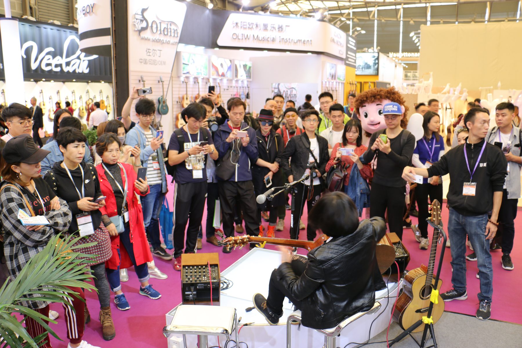 上海國際樂器展,學生演出吸引大批觀眾圍觀